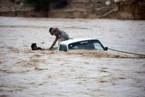 نجات سرنشینان وانت گرفتار در سیلاب/ ویدئو 