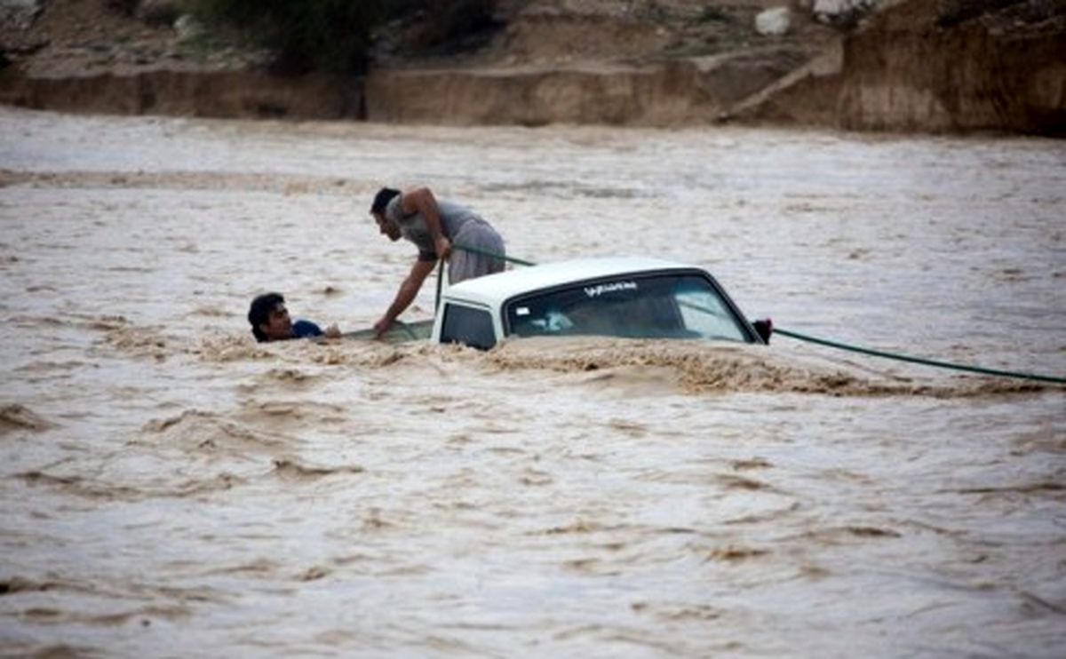 نجات سرنشینان وانت گرفتار در سیلاب/ ویدئو 