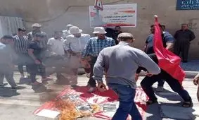 عراقی‌های معترض پرچم ترکیه را آتش‌ زدند