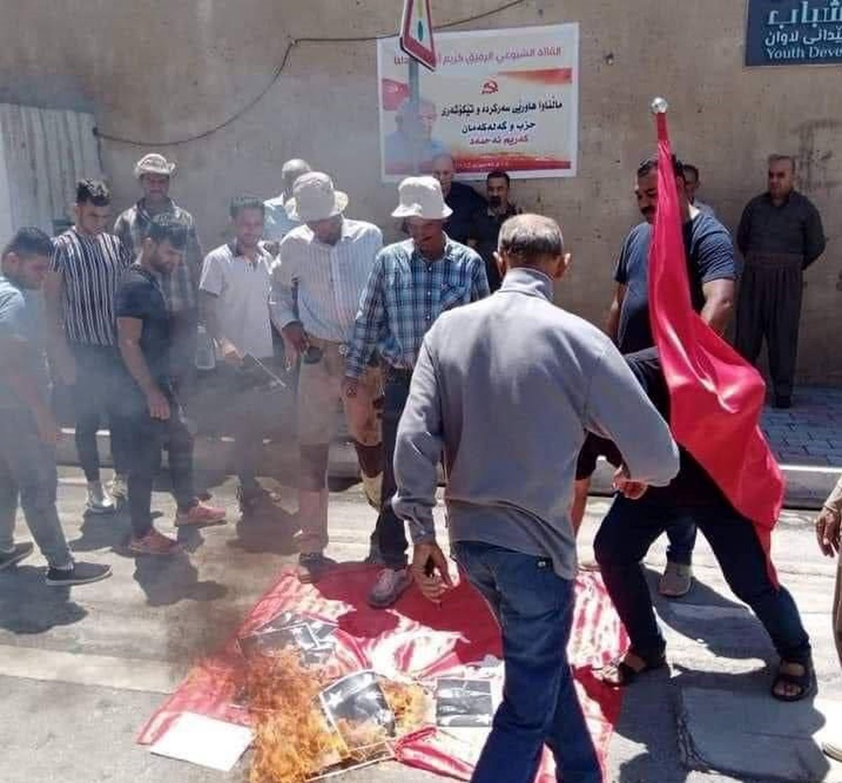 عراقیهای معترض پرچم ترکیه را آتش زدند