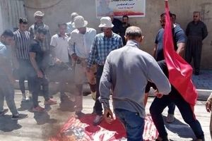 عراقی‌های معترض پرچم ترکیه را آتش‌ زدند