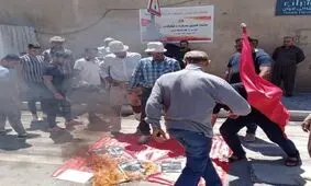 عراقی‌های معترض پرچم ترکیه را آتش‌ زدند