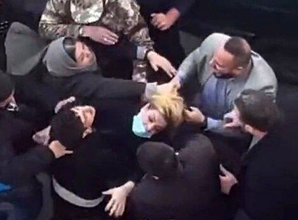 اتهام «دزدی» کیهان علیه زن مورد «ضرب و شتم» معترض به مسمومیت ها
