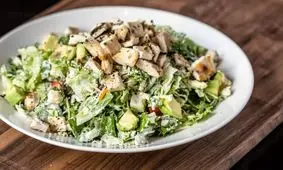 سالاد مرغ و سبزیجات با سس ویژه؛ طعم هیجان انگیز