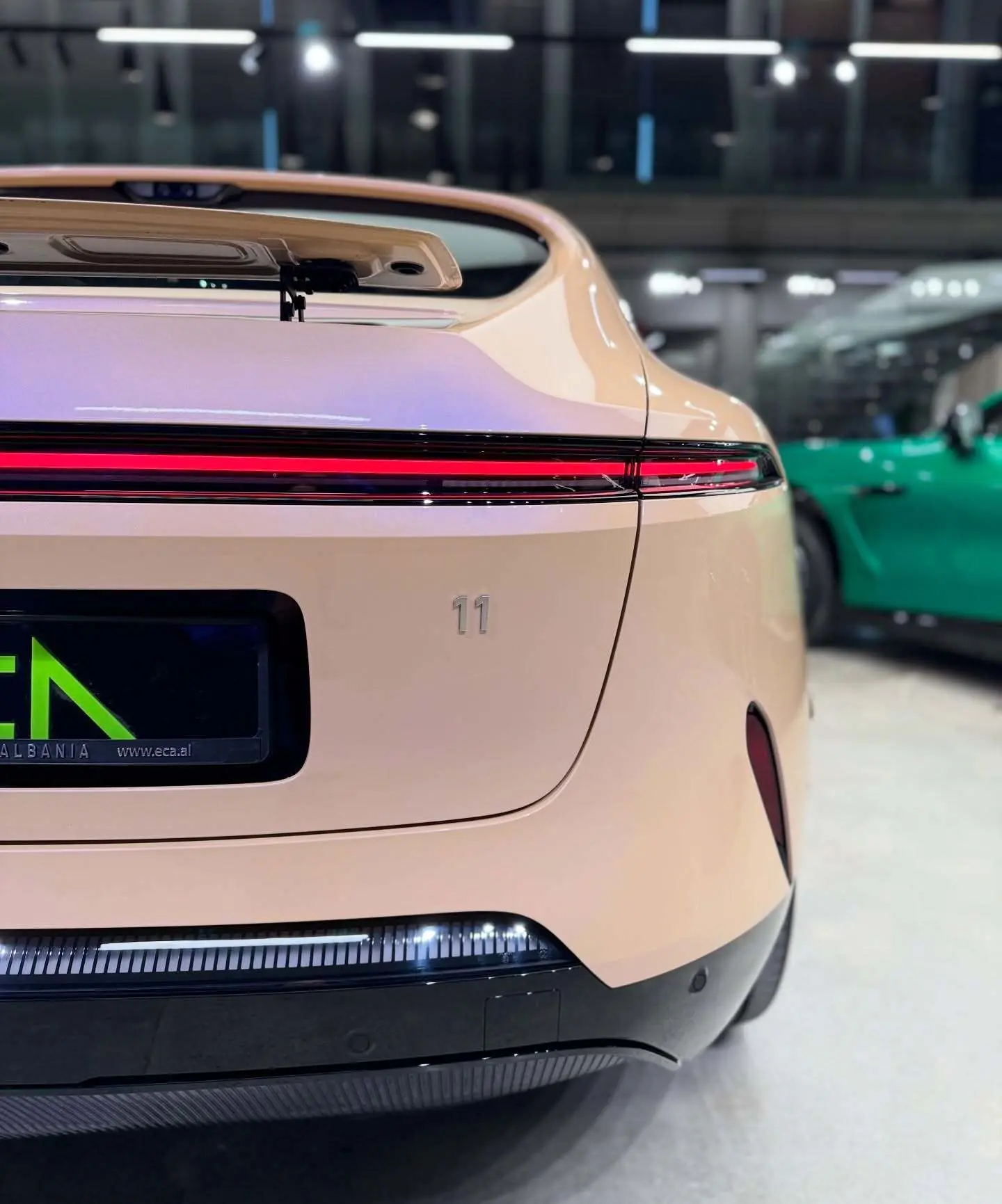 نمای ظاهری خودروی شاسی‌بلند الکتریکی آواتار ۱۱ الترا (AVATR 11 Ultra) به رنگ مشکی با رینگ‌های ۲۱ اینچی و باله عقب فعال.