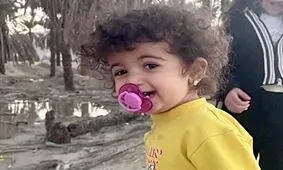 آوینا برزگر دختر ۲ساله لامردی که قربانی جنایت آمریکا شد/ ویدئو