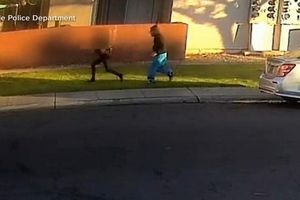 یک دختر خود را از ربوده شدن نجات داد/ ویدئو