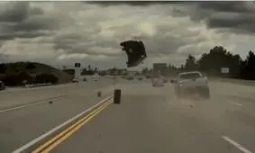  پرواز یک خودرو پس از خروج ناگهانی لاستیک وانت/ ویدئو

