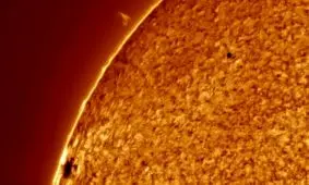 عکسی خیره‌کننده از ایستگاه فضایی بین‌المللی در دل یک شراره خورشیدی

