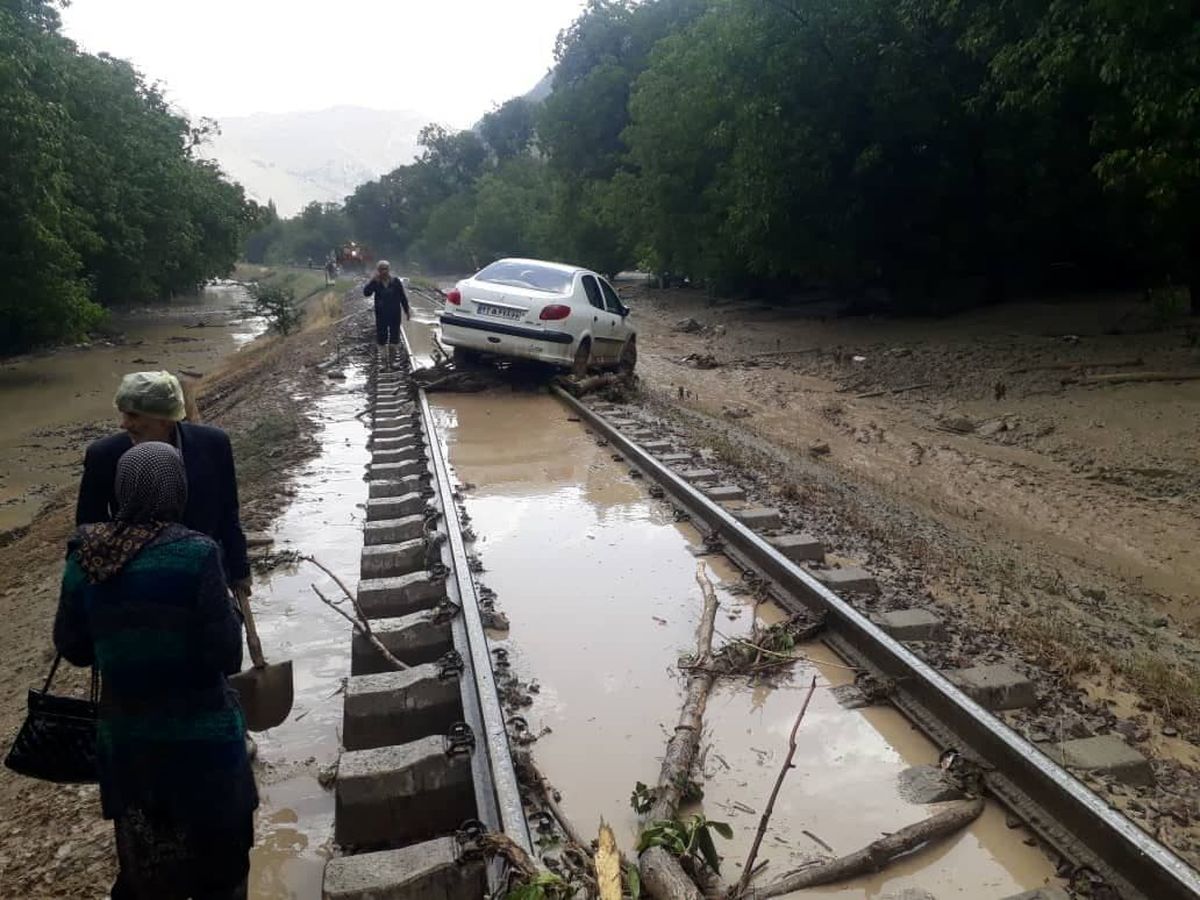 وقوع سیلاب در روستاهای فیروزکوه/خط آهن تهران شمال زیر آب رفت