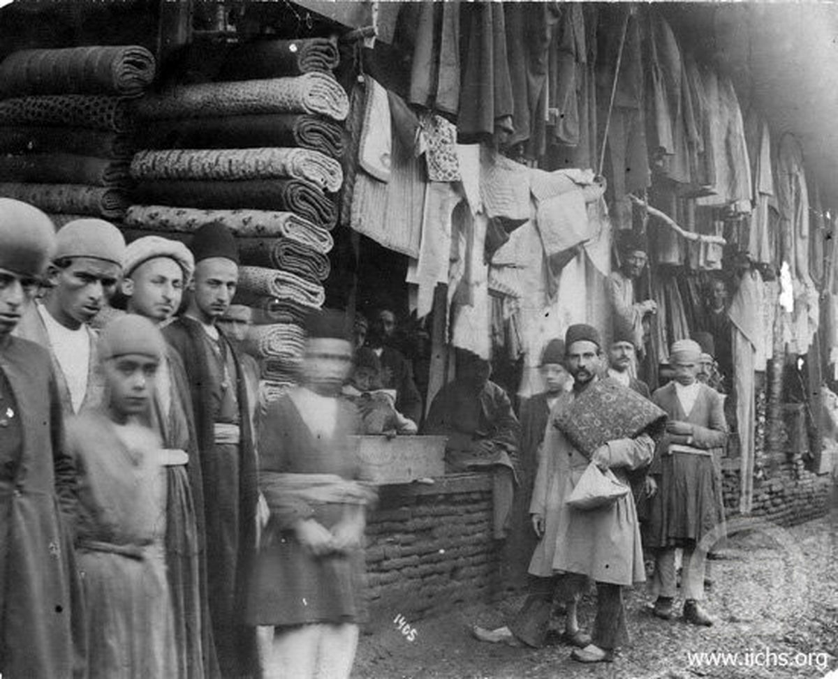 تصویری نایاب از مغازه پارچه فروشی در دوره قاجار