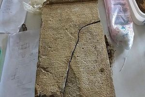 2 کوهنورد کتیبه‌ سنگی ۱۵۰۰ ساله را در تنگه بلاغی پاسارگاد کشف کردند/ ویدئو