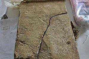 2 کوهنورد کتیبه‌ سنگی ۱۵۰۰ ساله را در تنگه بلاغی پاسارگاد کشف کردند/ ویدئو
