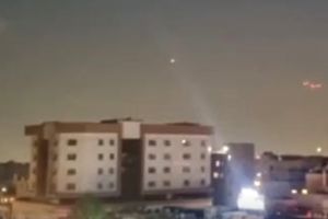 صدای شدید پدافند در غرب و شرق تهران/ محلات تهران که درگیری میان پدافند ایران و متجاوزان اسرائیلی محسوس است/ ویدئو