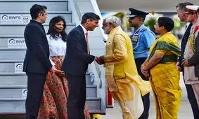 سجده نخست وزیر انگلیس در هند جنجالی شد/ عکس

