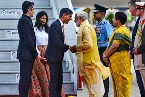 سجده نخست وزیر انگلیس در هند جنجالی شد/ عکس

