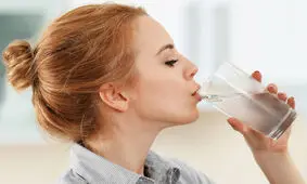 چه زمانی باید آب سرد، گرم یا ولرم بنوشیم؟