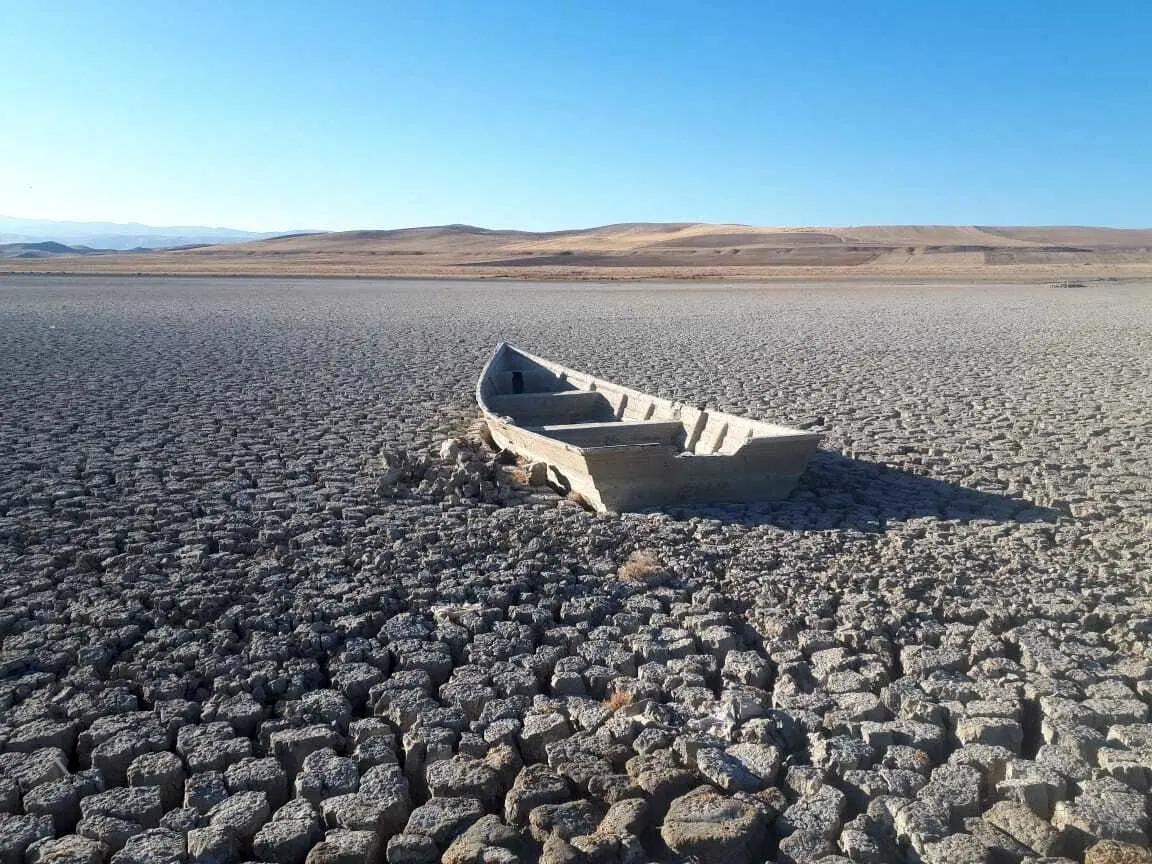 با تشدید خشک‌سالی‌های سال ۱۳۹۷ و از طرف دیگر برداشت بی‌رویه از رودخانه قزل‌اوزن که منبع اصلی تغذیه دریاچه بود، سطح آبش سال‌به‌سال پایین آمد