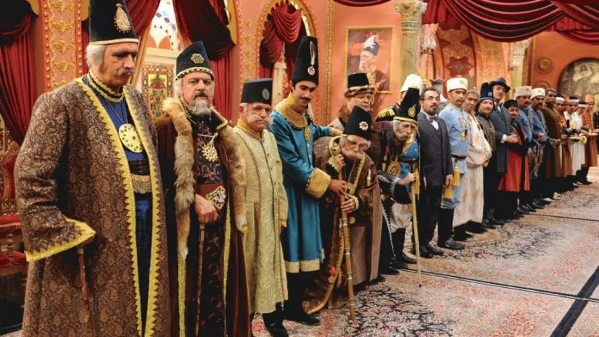  سکانس خنده دار سریال قهوه تلخ/ رقص چاقوی تماشایی درباریان/ ویدئو