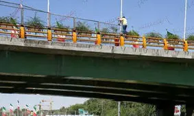 لحظه نجات جوان ۱۹ ساله از سقوط خودخواسته توسط پلیس/ ویدئو