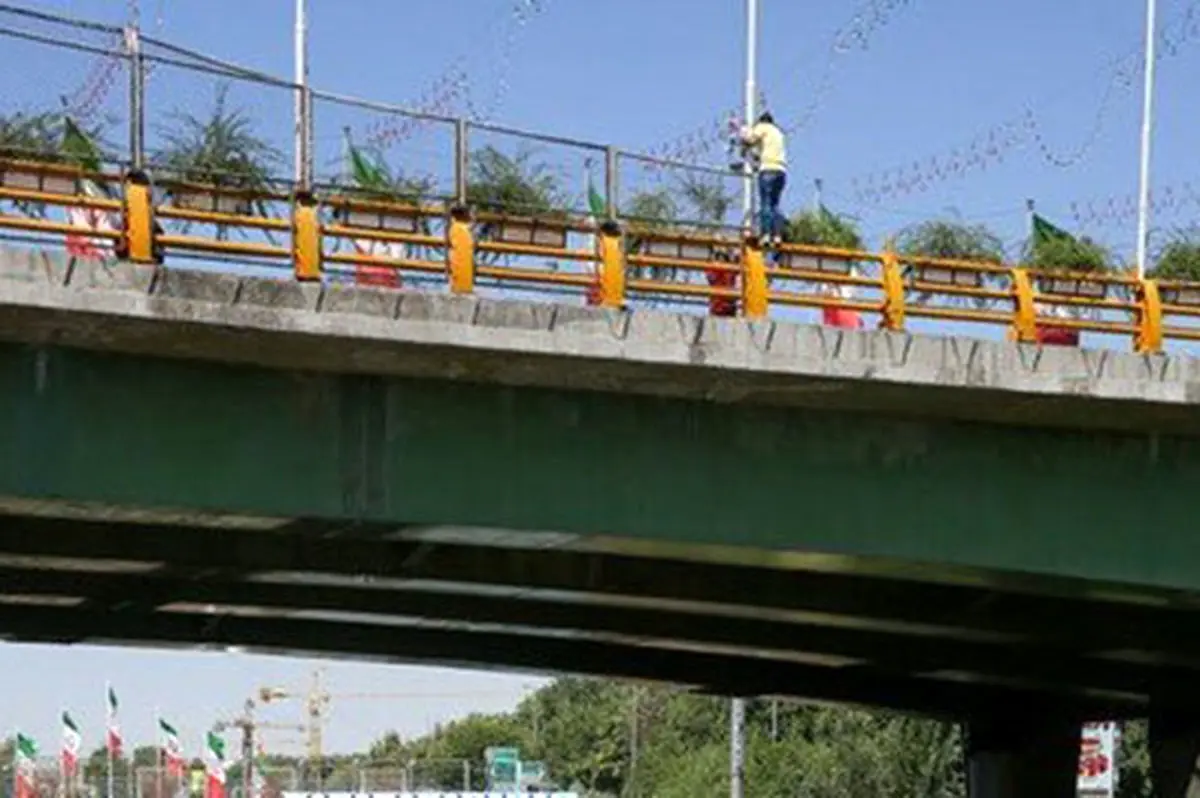 لحظه نجات جوان ۱۹ ساله از سقوط خودخواسته توسط پلیس/ ویدئو