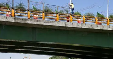 لحظه نجات جوان ۱۹ ساله از سقوط خودخواسته توسط پلیس/ ویدئو