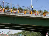 لحظه نجات جوان ۱۹ ساله از سقوط خودخواسته توسط پلیس/ ویدئو