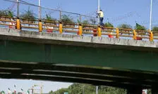 لحظه نجات جوان ۱۹ ساله از سقوط خودخواسته توسط پلیس/ ویدئو