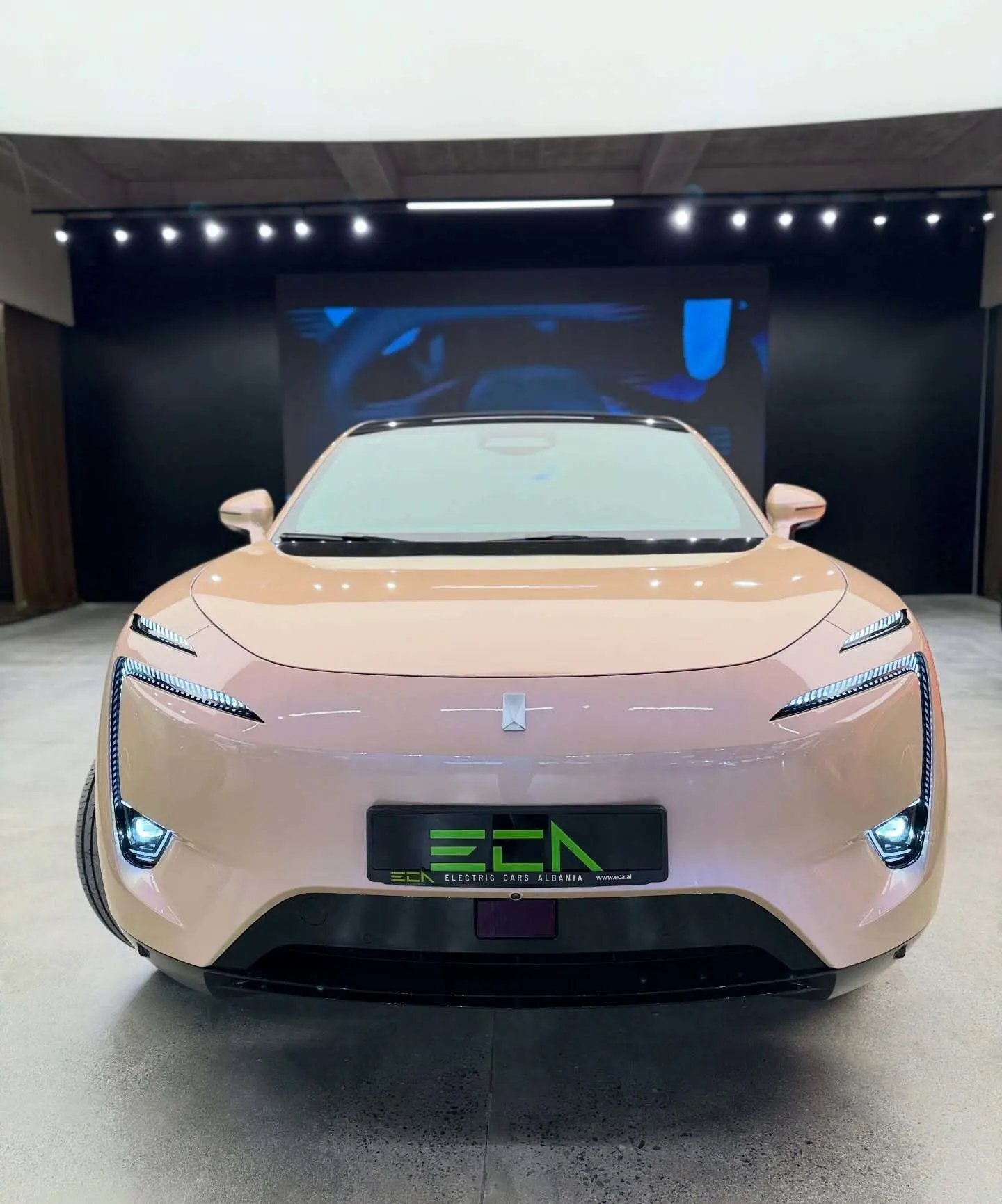 نمای ظاهری خودروی شاسی‌بلند الکتریکی آواتار ۱۱ الترا (AVATR 11 Ultra) به رنگ مشکی با رینگ‌های ۲۱ اینچی و باله عقب فعال.