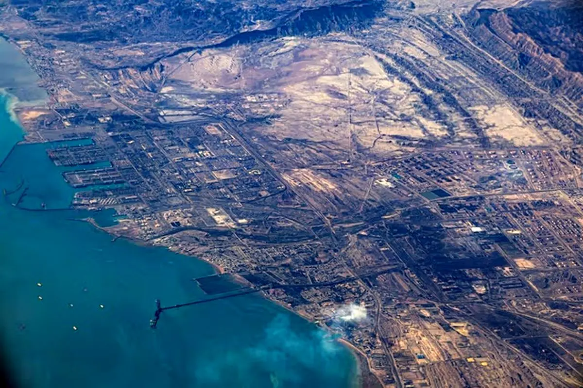 آرامکو: پالایشگاه راس تنوره باز هم مورد اصابت قرار گرفت/ برخورد یک نفتکش در سواحل امارات با بقایای «پرتابه ناشناخته»