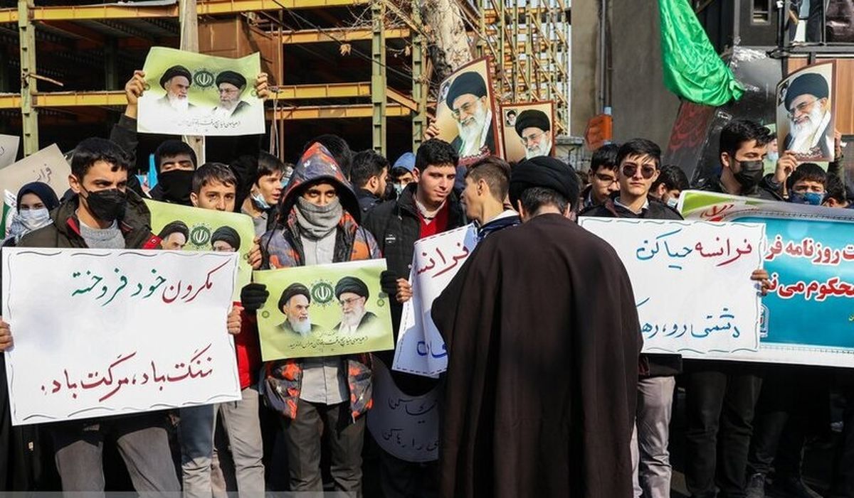 تجمع دانش آموزان تهرانی مقابل سفارت فرانسه/ عکس
