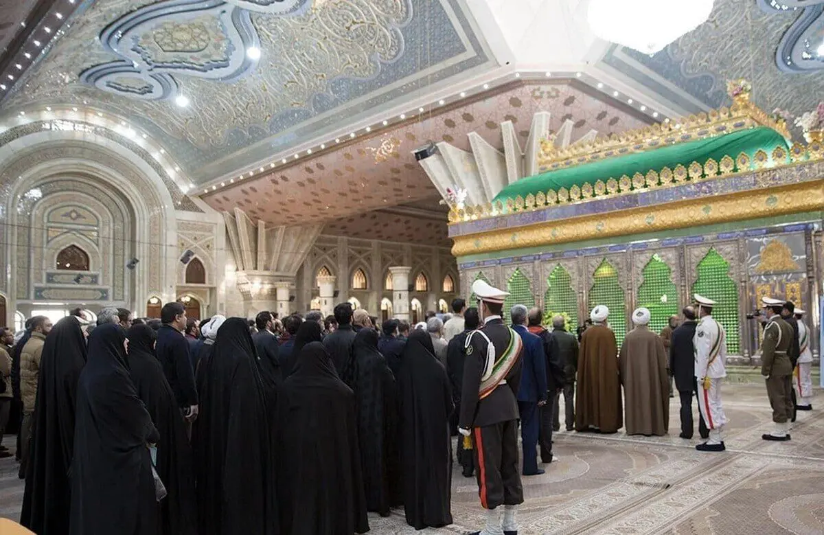  مسئولان که با خودرو و پول بیت‌المال به حرم امام می‌روند و گل می‌برند، می‌دانند هدف ایشان عدالت بود؟

