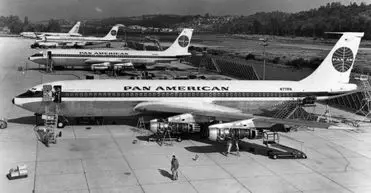 پرواز حجاج ایرانی با پن آمریکن در سال ۱۳۵۳؛ یادگاری مشترک با مهمانداران آمریکایی