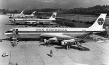 پرواز حجاج ایرانی با پن آمریکن در سال ۱۳۵۳؛ یادگاری مشترک با مهمانداران آمریکایی