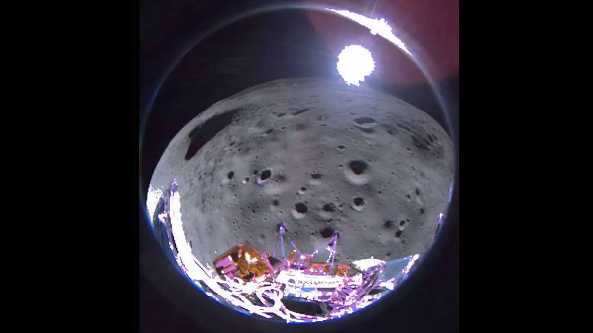 کاوشگر آمریکایی یک شرکت خصوصی اولین تصاویر خود از سطح ماه را ارسال کرد

