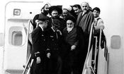 داریوش فروهر در حال پیاده شدن از پرواز حامل امام خمینی/ عکس