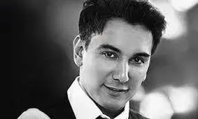 شادمهر عقیلی زمانى که در سیرک خلیل عقاب ساز مى زد