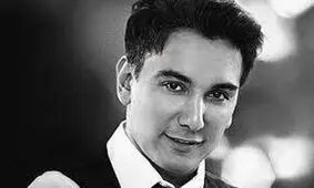 شادمهر عقیلی زمانى که در سیرک خلیل عقاب ساز مى زد