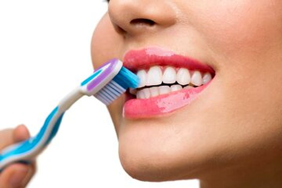 یک توصیه مهم و کمتر گفته شده درباره زمان مسواک زدن