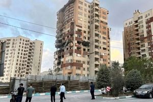 بیانیه جمعی از اندیشمندان مقیم خارج از کشور در محکومیت حمله اسرائیل/ قدرت‌های سلطه‌گر و اسرائیل همواره تهدیدی برای ملت‌های مستقل بوده‌اند/ ایستادن در کنار متجاوز را خیانت به ایران می‌دانیم/ منتقدان را نرانید، چاپلوسان، بستر نفوذند