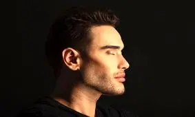 مردی که آینده را می‌بیند؛ پیشگویی با جراحی پلاستیک! / آتوس سالومه کیست؟