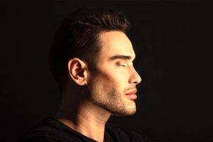 مردی که آینده را می‌بیند؛ پیشگویی با جراحی پلاستیک! / آتوس سالومه کیست؟