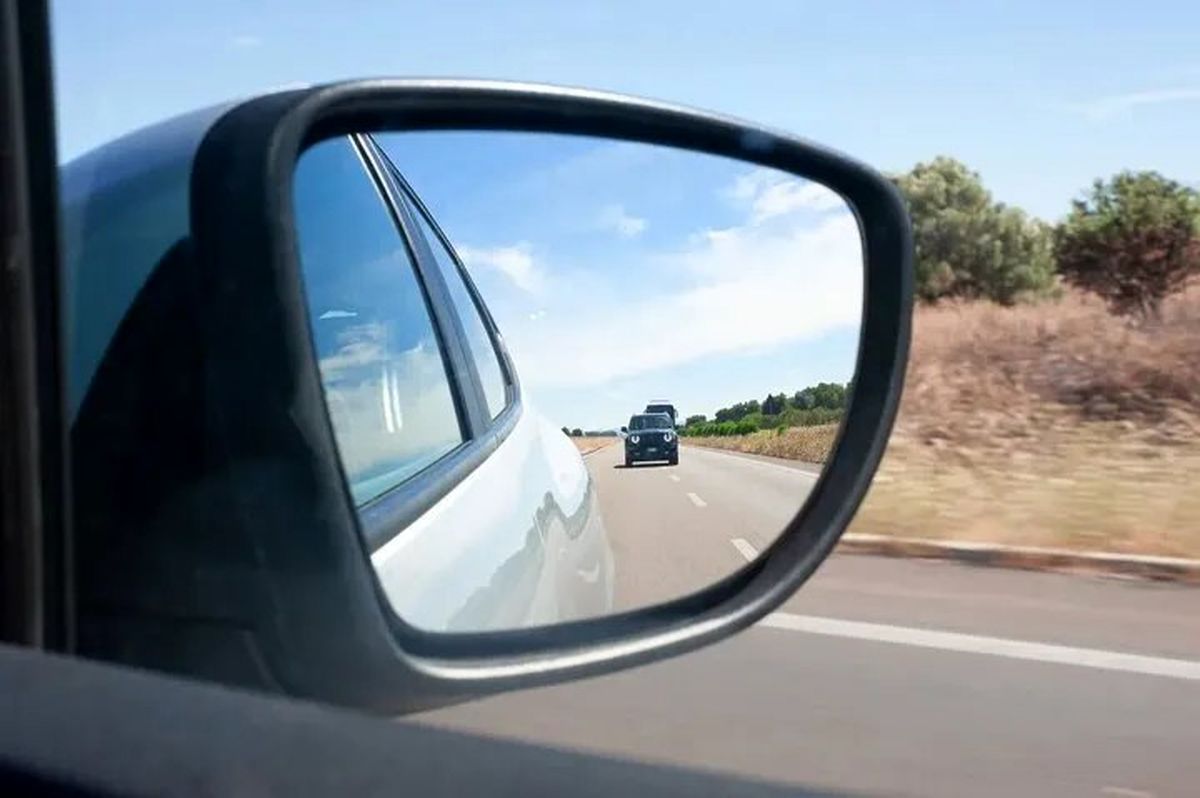 چرا اجسام در آینه از آنچه به نظر میرسد نزدیکتر هستند؟