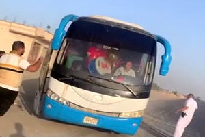 حمله معترضان عراقی با سنگ به یک اتوبوس/ سرنشینان ایرانی بودند؟/ ویدئو