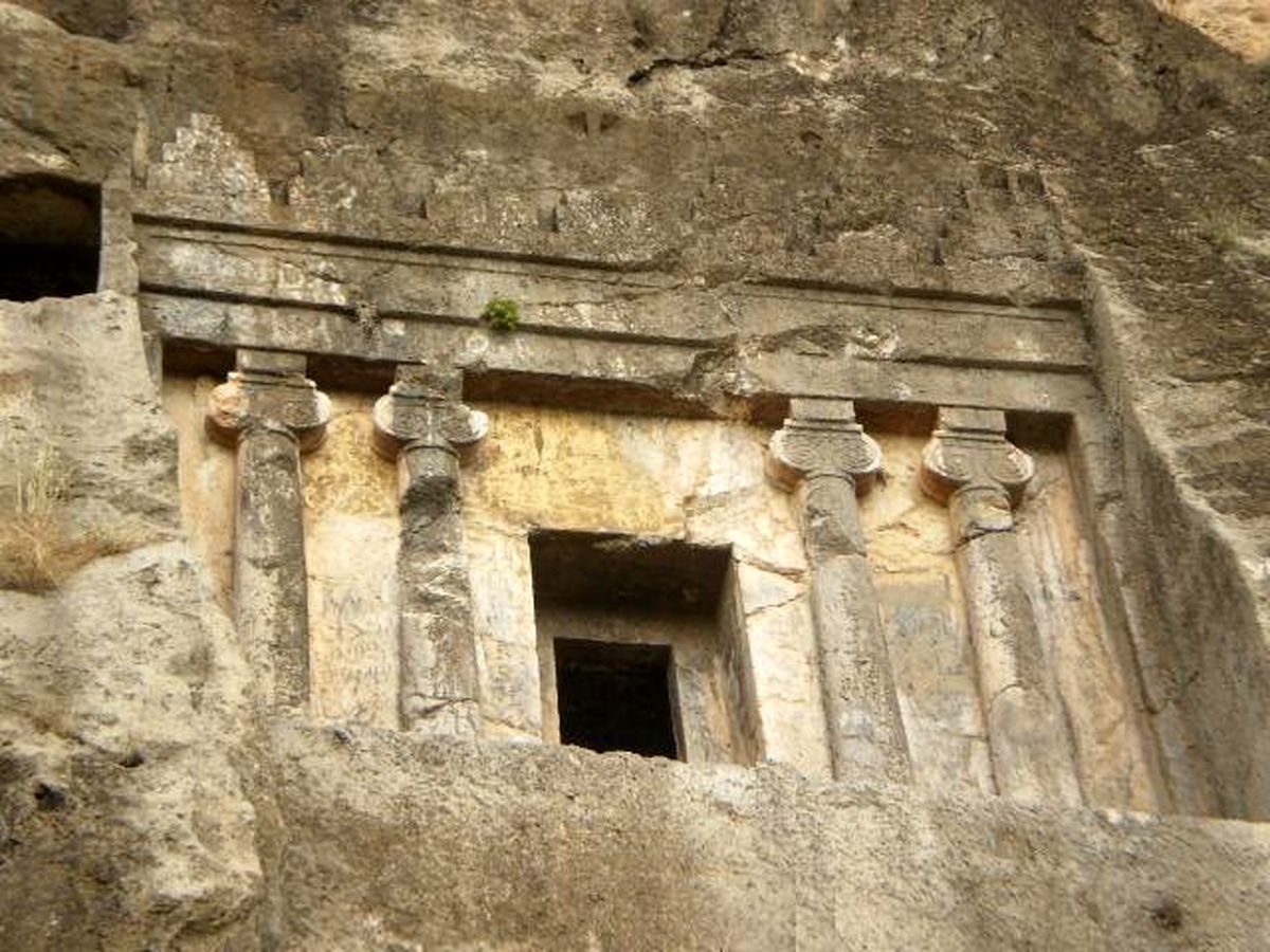 تصاویری از دخمه سنگی "داو دختر" در فهلیان فارس/ ویدئو