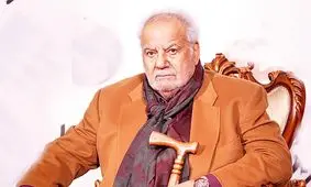 سفر در زمان؛ «ناصر ملک مطیعی» در حال شنا در دریا و به همراه دوستان اش؛ دهه 60 