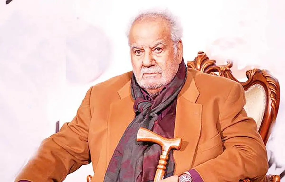 سفر در زمان؛ «ناصر ملک مطیعی» در حال شنا در دریا و به همراه دوستان اش؛ دهه 60 