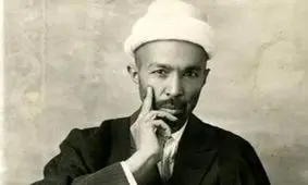 سفر به تاریخ؛ «نوۀ مظفرالدین شاه» در حال قلیان کشیدن در کنار «ملک‌الشعرای بهار»