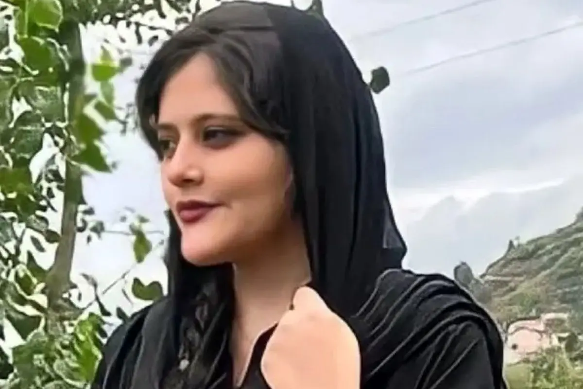 عکسی تکان دهنده از آخرین وداع مادر مهسا امینی با دخترش