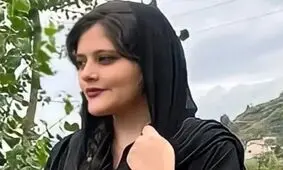عکسی تکان دهنده از آخرین وداع مادر مهسا امینی با دخترش